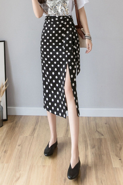 Ikdienišķi sieviešu svārki ar punktotiem šķēlumiem un augstu vidukli