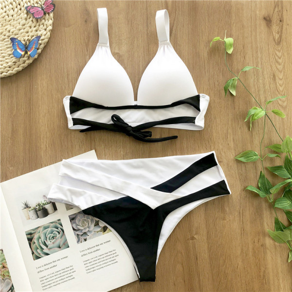 Divdaļīgs peldkostīms ar platām lencēm un saitēm