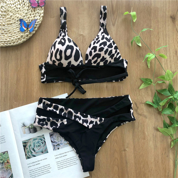 Divdaļīgs peldkostīms ar platām lencēm un saitēm