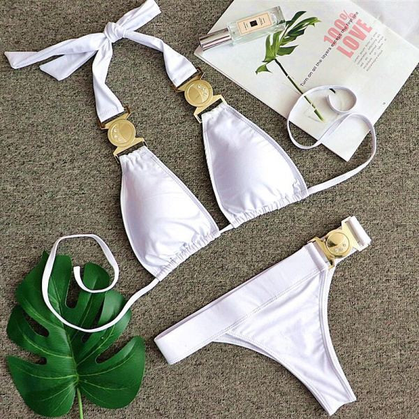 Baltas dviejų dalių maudymosi kostiumėlis su trikampiu viršumi ir metaliniais elementais