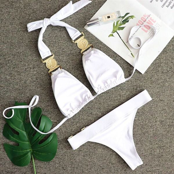 Baltas dviejų dalių maudymosi kostiumėlis su trikampiu viršumi ir metaliniais elementais