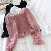 Pieguļoša sieviešu blūze ar kvadrātveida kakla izgriezumu un tilla piedurknēm