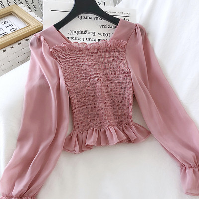 Pieguļoša sieviešu blūze ar kvadrātveida kakla izgriezumu un tilla piedurknēm