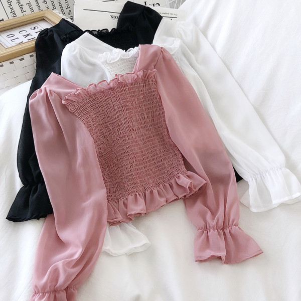 Pieguļoša sieviešu blūze ar kvadrātveida kakla izgriezumu un tilla piedurknēm