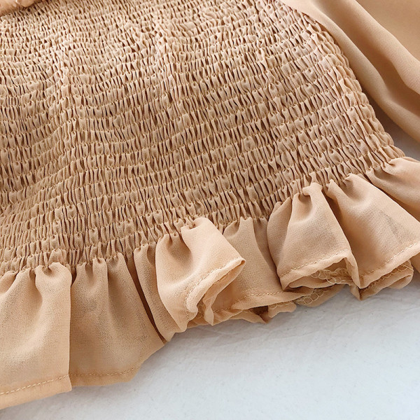 Pieguļoša sieviešu blūze ar kvadrātveida kakla izgriezumu un tilla piedurknēm