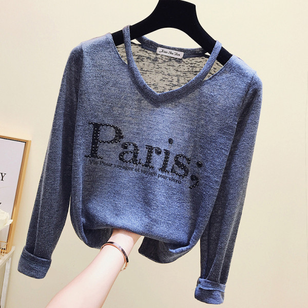 Ležerna ženska bluza sa špic izrezom i šarenim natpisom