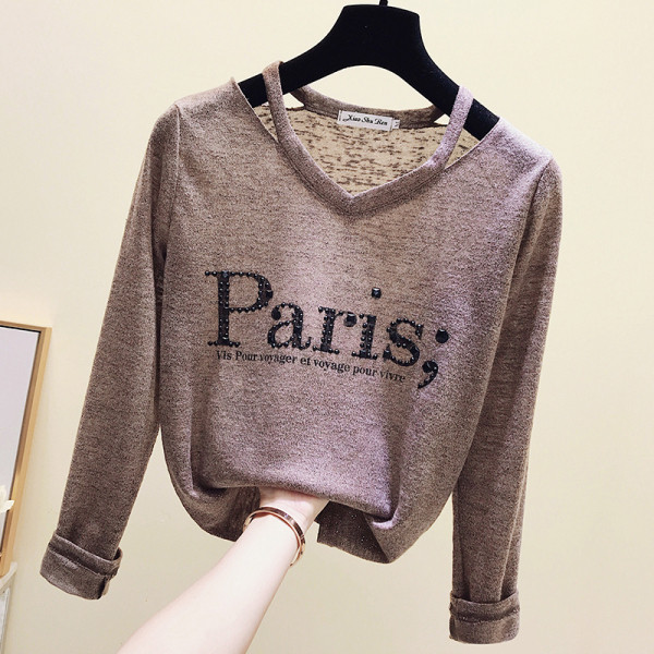 Ležerna ženska bluza sa špic izrezom i šarenim natpisom