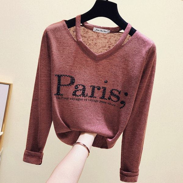 Ležerna ženska bluza sa špic izrezom i šarenim natpisom