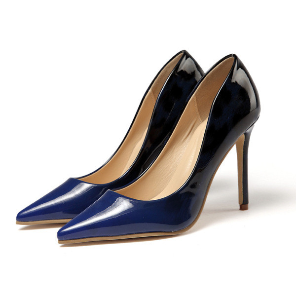 Elegáns női hegyes cipő magassarkúval, irizáló színekben