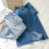 Női farmerszoknya hasítékkal és zsebbel