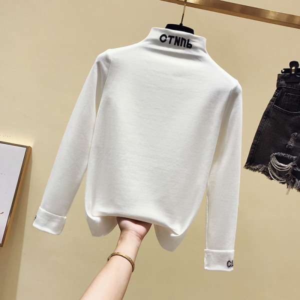 Őszi-téli blúz gallérján és ujján hímzéssel