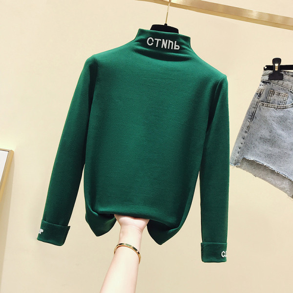 Őszi-téli blúz gallérján és ujján hímzéssel