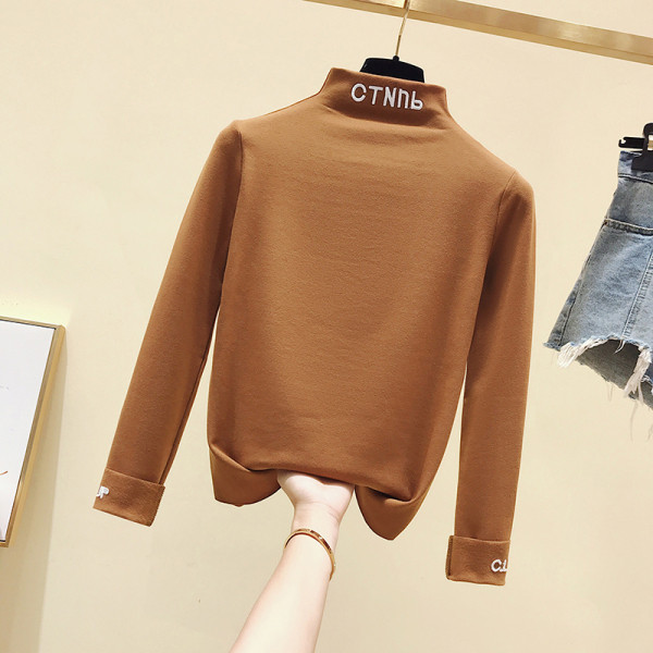 Őszi-téli blúz gallérján és ujján hímzéssel