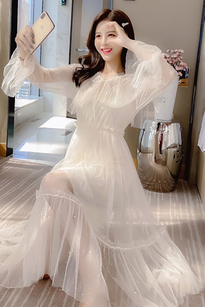 Šiuolaikinė moteriška suknelė su tiuliu ir blizgučiais