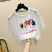 Sieviešu moderns t-krekls ar krāsainu aplikāciju un īsām piedurknēm