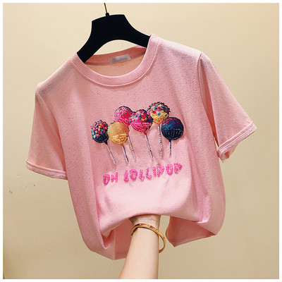 Sieviešu moderns t-krekls ar krāsainu aplikāciju un īsām piedurknēm