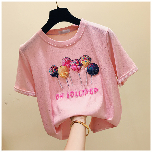 Sieviešu moderns t-krekls ar krāsainu aplikāciju un īsām piedurknēm