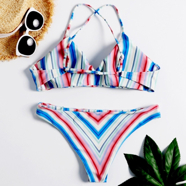 Színes csíkos fürdőruha két részből, hátul keresztezett pántokkal