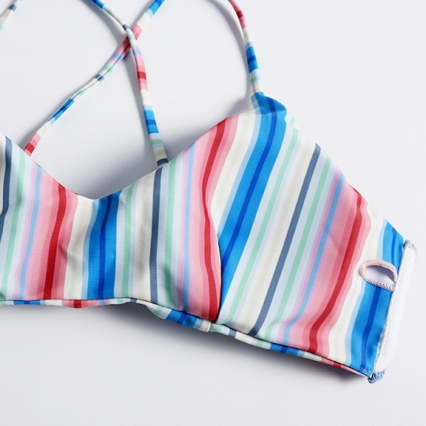 Színes csíkos fürdőruha két részből, hátul keresztezett pántokkal