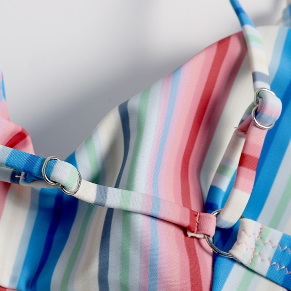 Színes csíkos fürdőruha két részből, hátul keresztezett pántokkal