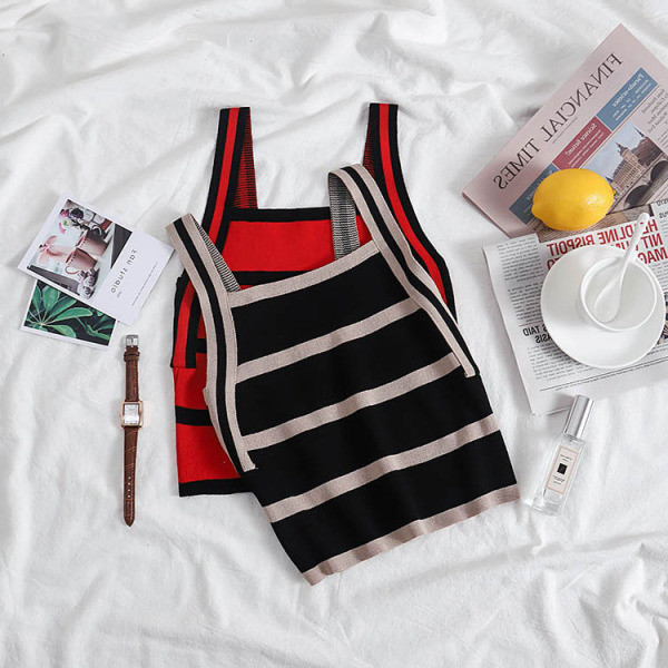 Piegulošs sieviešu strīpains topiņš ar platām lencēm