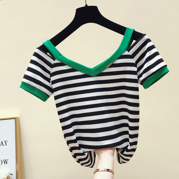 Раирана дамска тениска с къс ръкав и шпиц деколте 