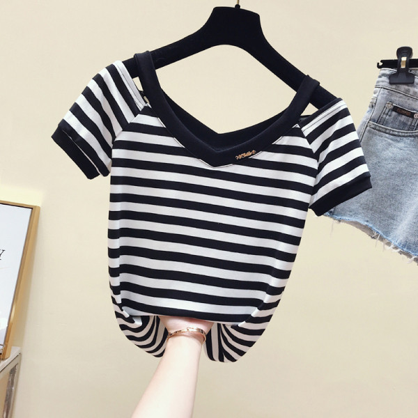 Раирана дамска тениска с къс ръкав и шпиц деколте 