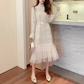 Sieviešu gara kleita ar saitēm un garām piedurknēm