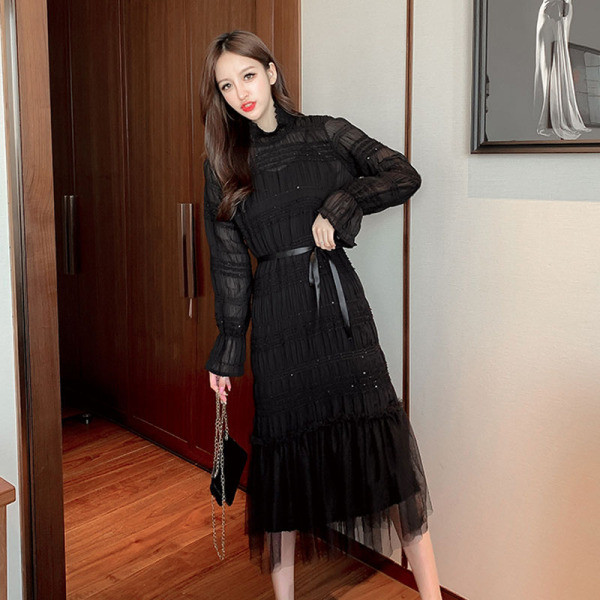 Sieviešu gara kleita ar saitēm un garām piedurknēm