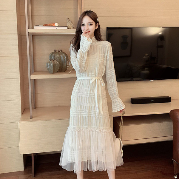 Sieviešu gara kleita ar saitēm un garām piedurknēm