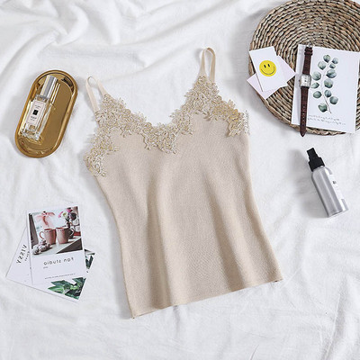 Sieviešu bikses ar V veida kakla izgriezumu un mežģīņu elementiem