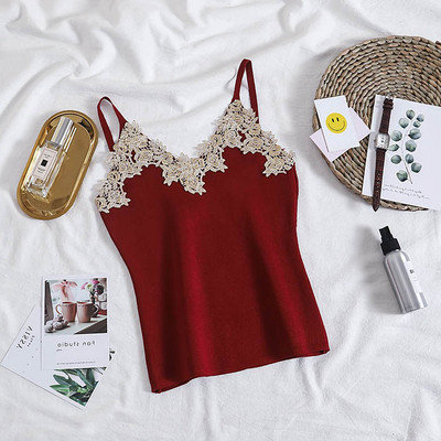 Sieviešu bikses ar V veida kakla izgriezumu un mežģīņu elementiem