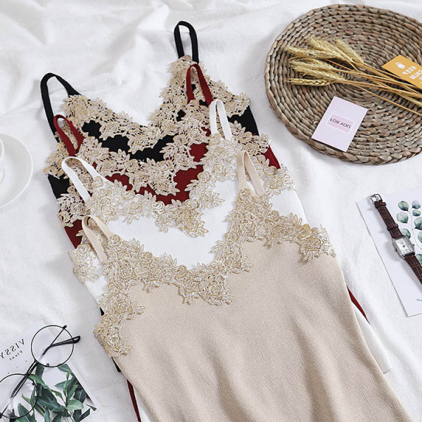 Sieviešu bikses ar V veida kakla izgriezumu un mežģīņu elementiem