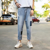 Modernus vyriškų džinsų platus modelis su suplyšusiais motyvais ir lopais