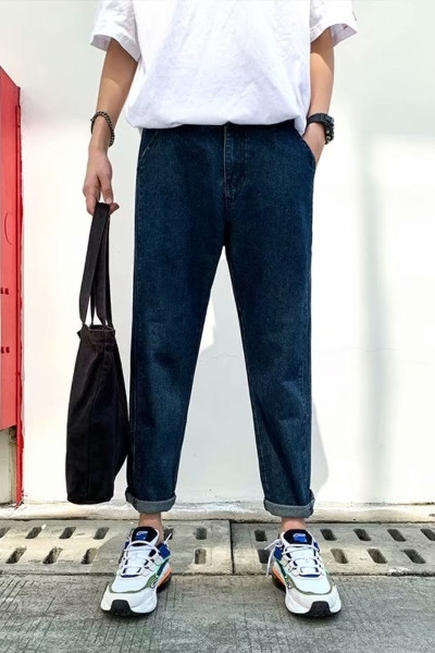 Bő, férfi farmer sima modell hímzett felirattal