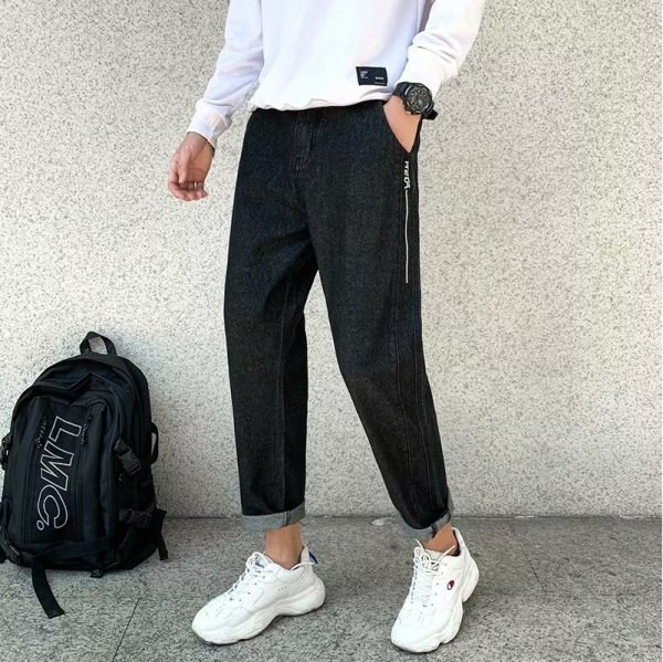 Bő, férfi farmer sima modell hímzett felirattal