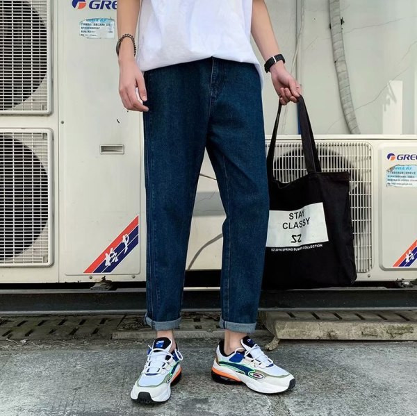 Bő, férfi farmer sima modell hímzett felirattal