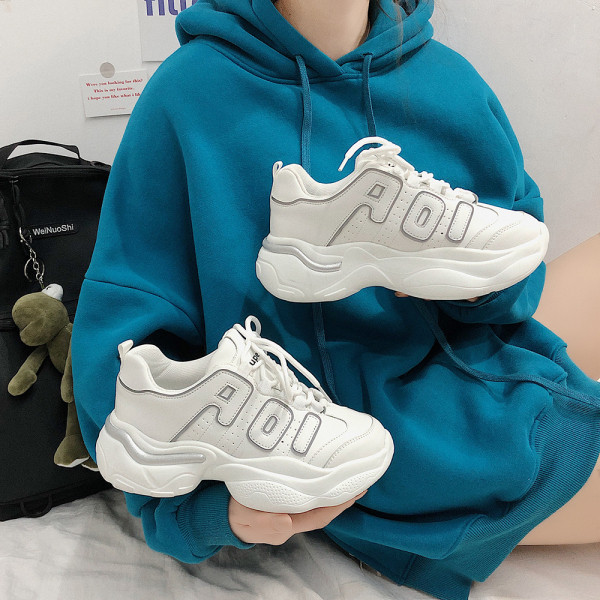 Ikdienas sieviešu kedas ar mežģīnēm un raupju zoli