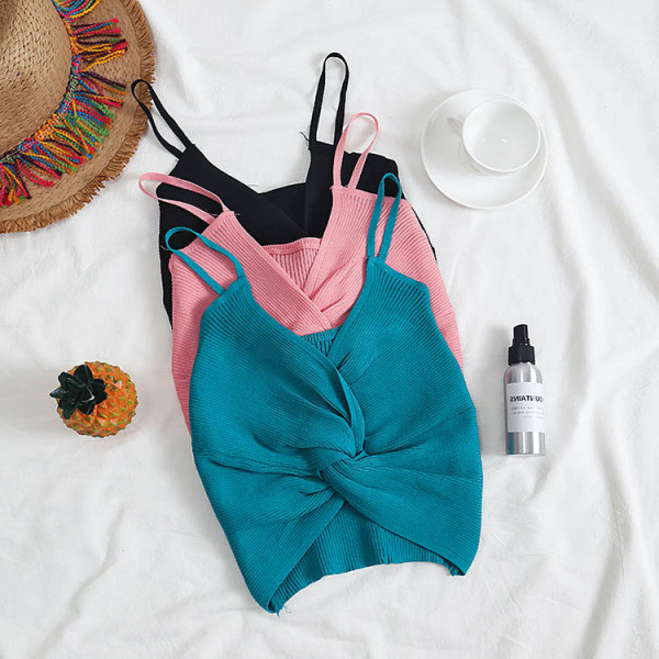 Sieviešu trikotāžas tops ar ievilktu priekšpusi un špica kakla izgriezumu