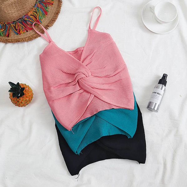 Sieviešu trikotāžas tops ar ievilktu priekšpusi un špica kakla izgriezumu