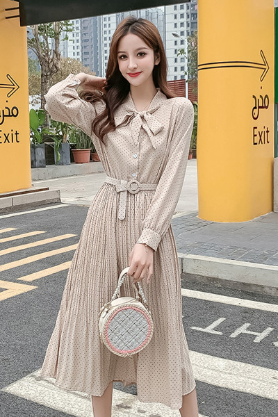 Modern női ruha modell övvel és gombokkal