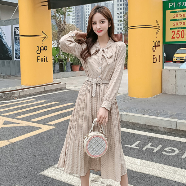 Modern női ruha modell övvel és gombokkal