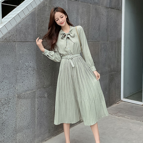 Modern női ruha modell övvel és gombokkal