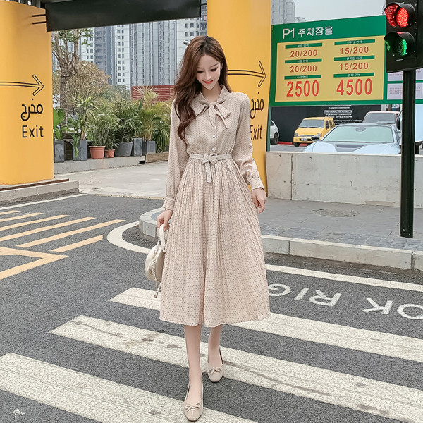 Modern női ruha modell övvel és gombokkal