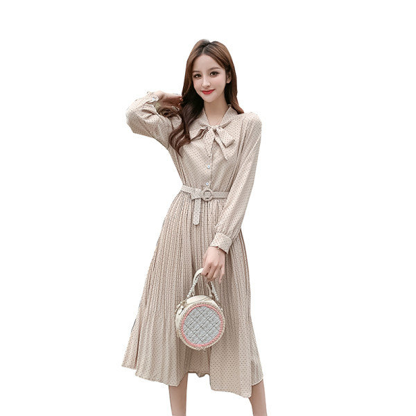 Modern női ruha modell övvel és gombokkal