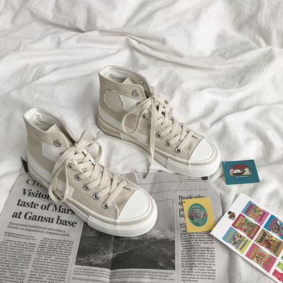 Jauns sieviešu kedu modelis ar šņorēm un plakanu zoli