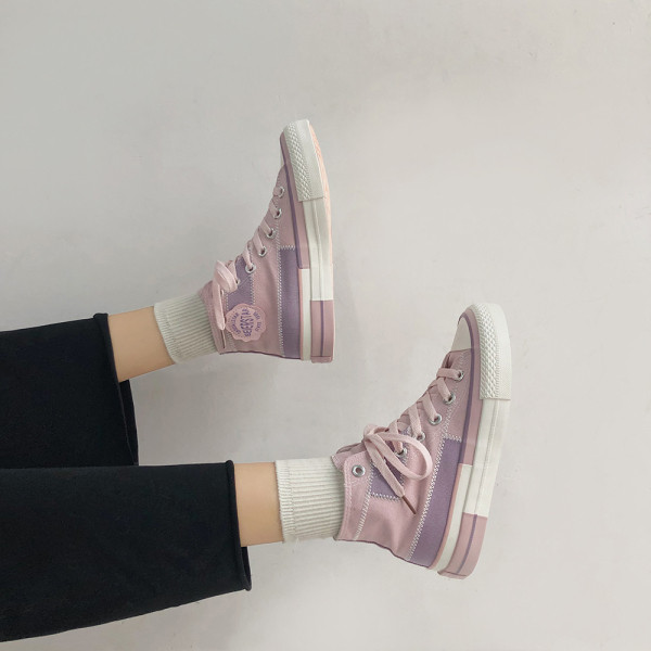 Jauns sieviešu kedu modelis ar šņorēm un plakanu zoli