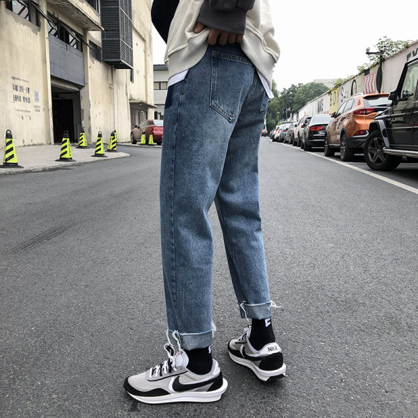 Ikdienas vīriešu džinsu taisns modelis ar saplēstiem motīviem