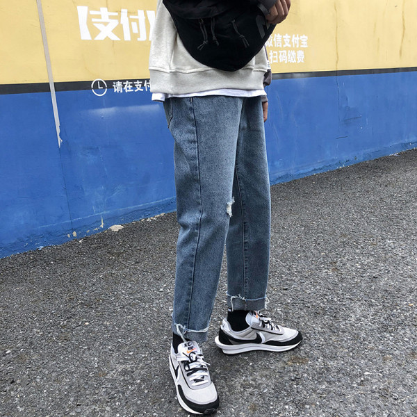 Ikdienas vīriešu džinsu taisns modelis ar saplēstiem motīviem