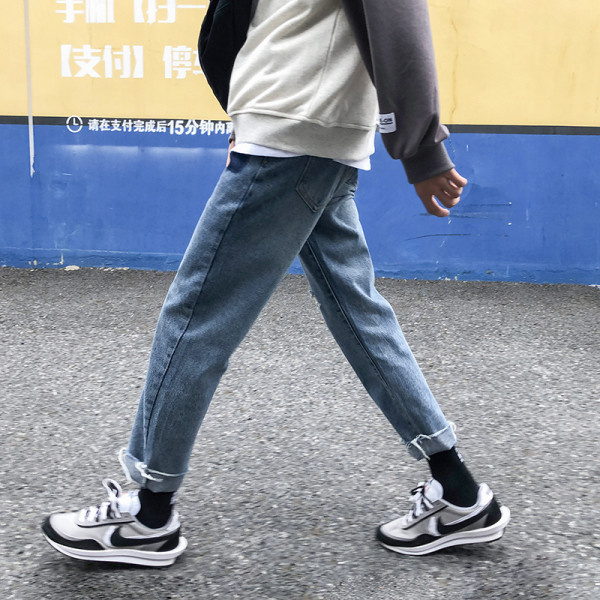 Ikdienas vīriešu džinsu taisns modelis ar saplēstiem motīviem